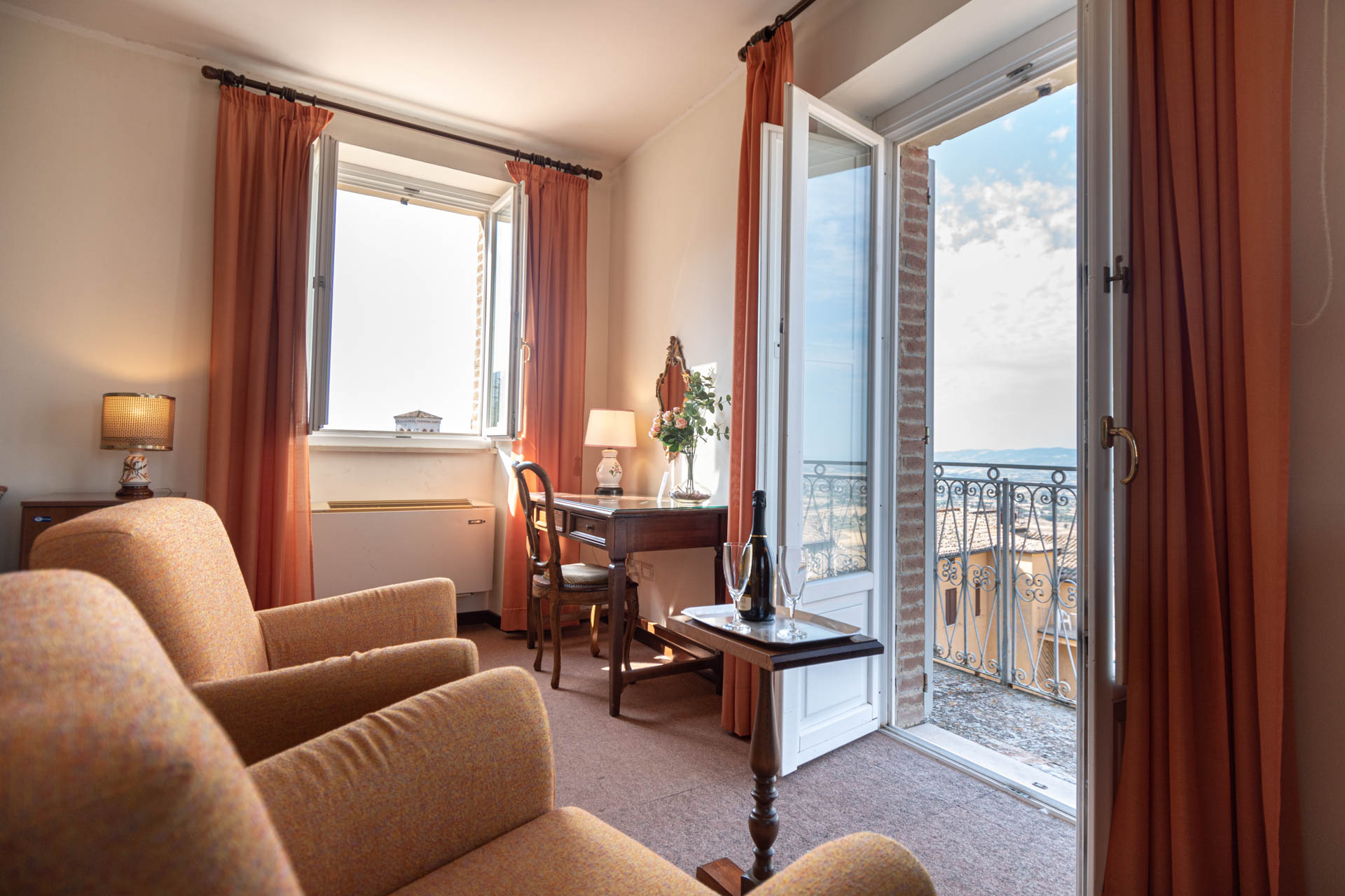 Camera doppia superior con vista sulla valle - Panoramica della stanza | Hotel Umbra tre stelle nel centro storico di Assisi