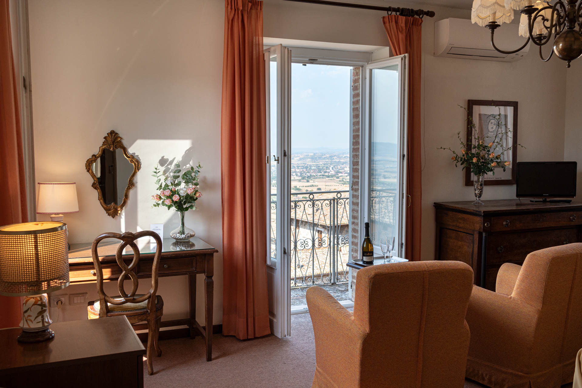 Camera doppia superior con vista sulla valle - Panoramica della stanza | Hotel Umbra tre stelle nel centro storico di Assisi