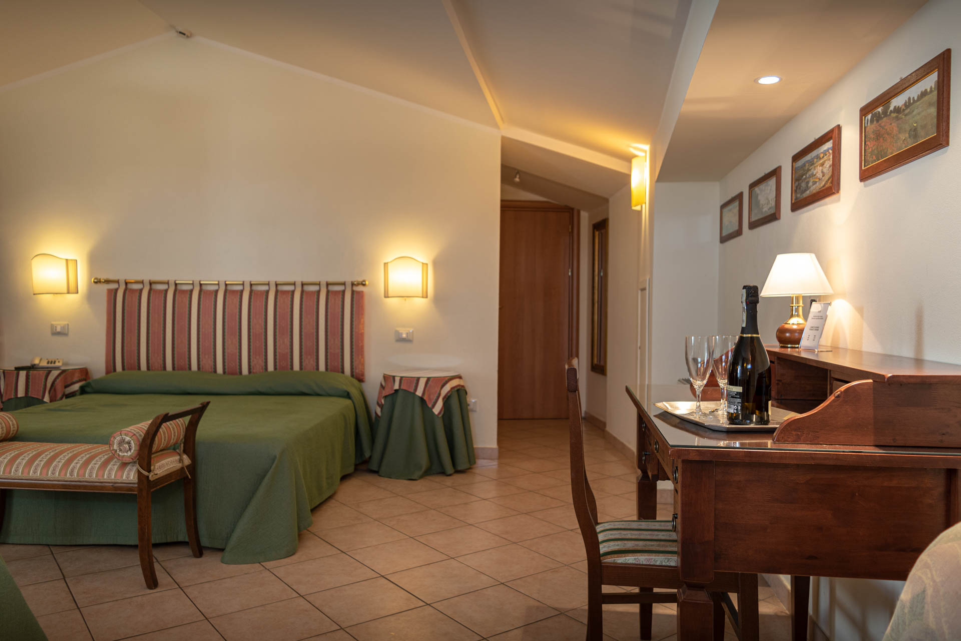 Camera tripla - Panoramica della stanza | Hotel Umbra tre stelle nel centro storico di Assisi
