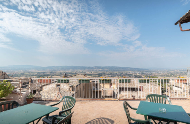 Vista sulla valle | Hotel tre stelle nel centro storico di AssisiTerrazza esterna con vista | Hotel Umbra | Hotel tre stelle nel centro storico di Assisi