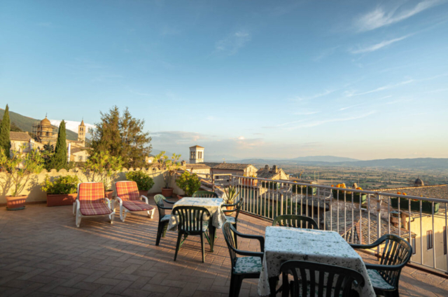 Terrazza esterna con vista | Hotel Umbra | Hotel tre stelle nel centro storico di Assisi